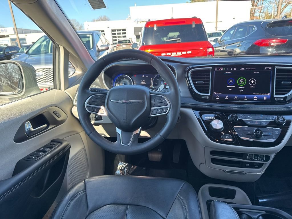 Used 2022 Chrysler Pacifica Touring-L image 9