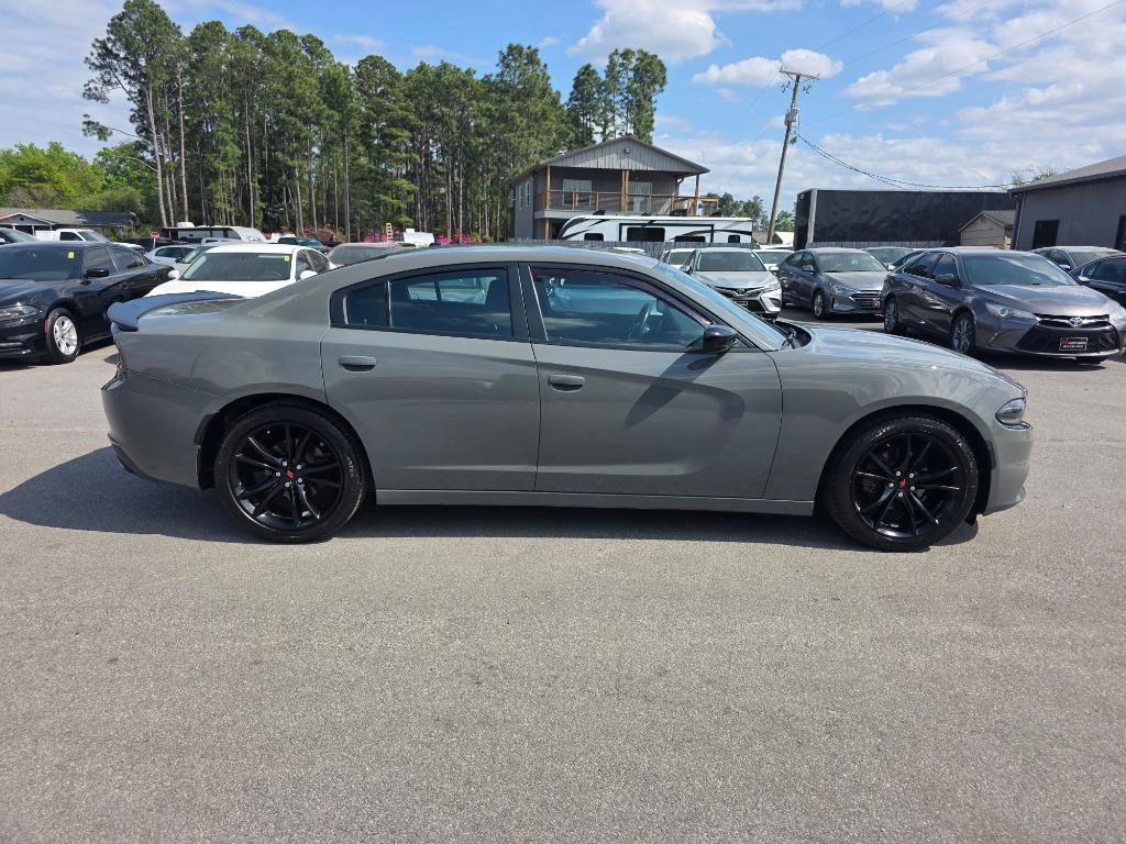 Used 2018 Dodge Charger SXT w/ Blacktop Package RWD image 4
