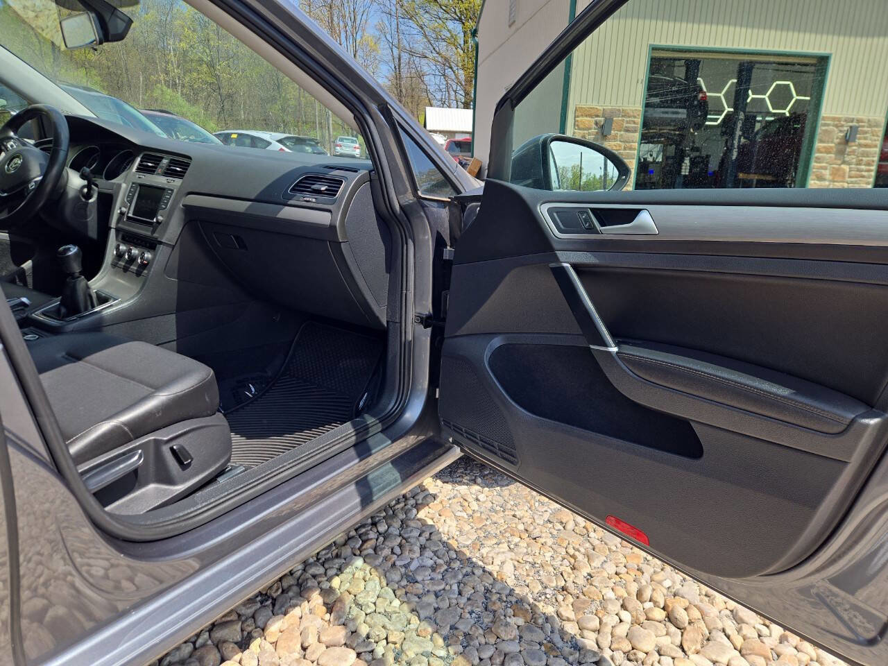 Used 2017 Volkswagen Golf S FWD image 23