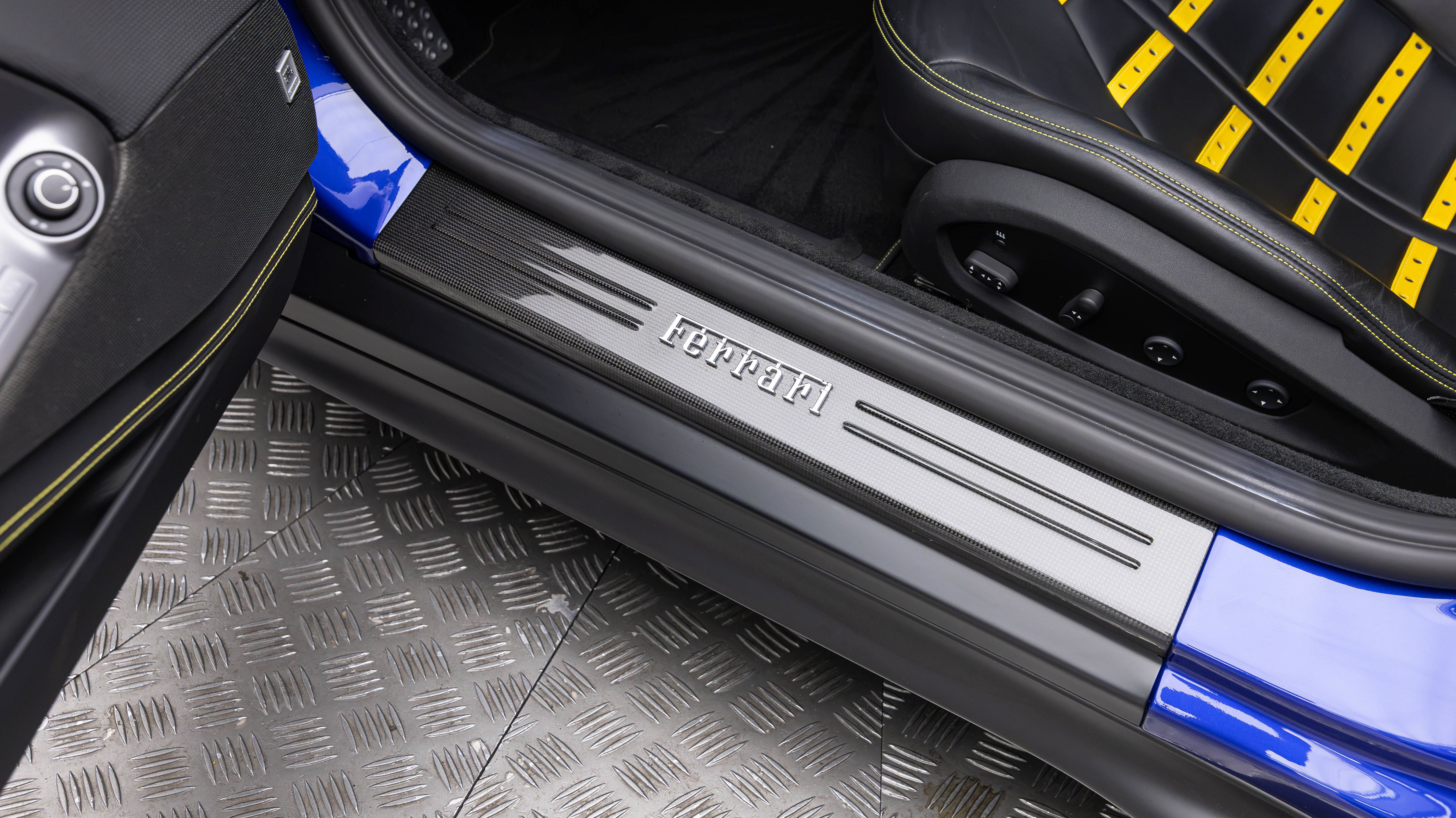 Used 2020 Ferrari 812 Superfast RWD image 17