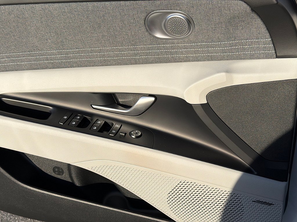 Certified 2025 Hyundai Elantra Limited image 17