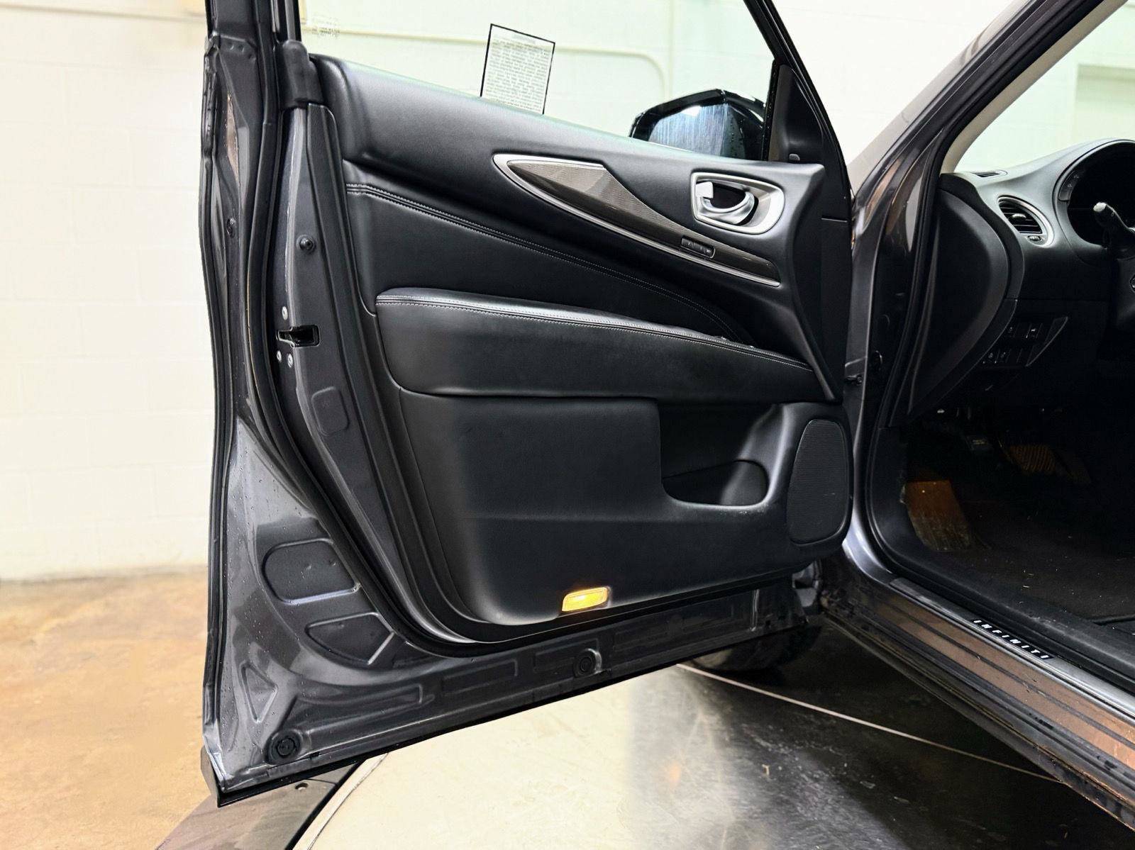 Used 2019 INFINITI QX60 Luxe w/ Essential Package image 12