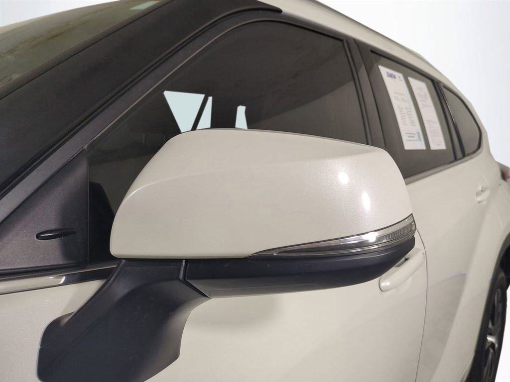 Used 2021 Toyota Highlander XLE image 12