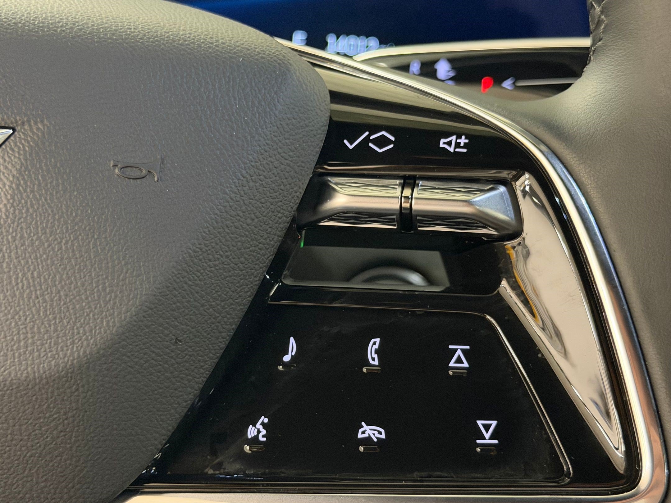 Certified 2024 Cadillac Lyriq Luxury RWD image 32