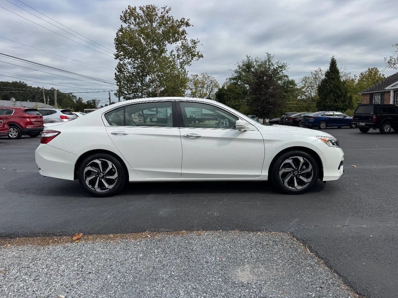 Used 2016 Honda Accord EX image 5