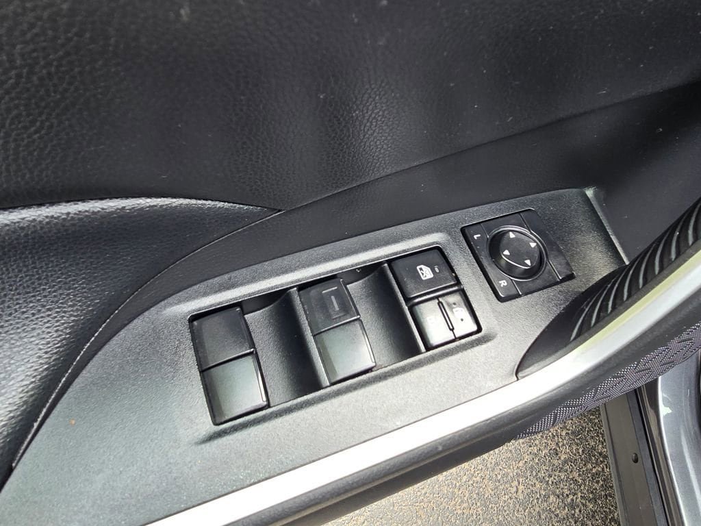 Used 2021 Toyota RAV4 LE AWD/4WD image 18