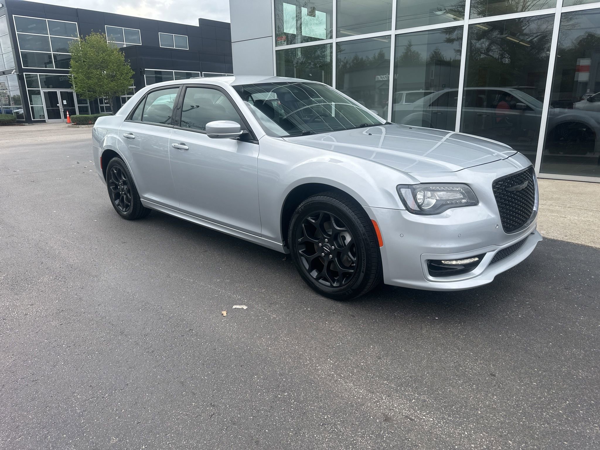Used 2023 Chrysler 300 Touring L w/ Comfort Group AWD/4WD image 4
