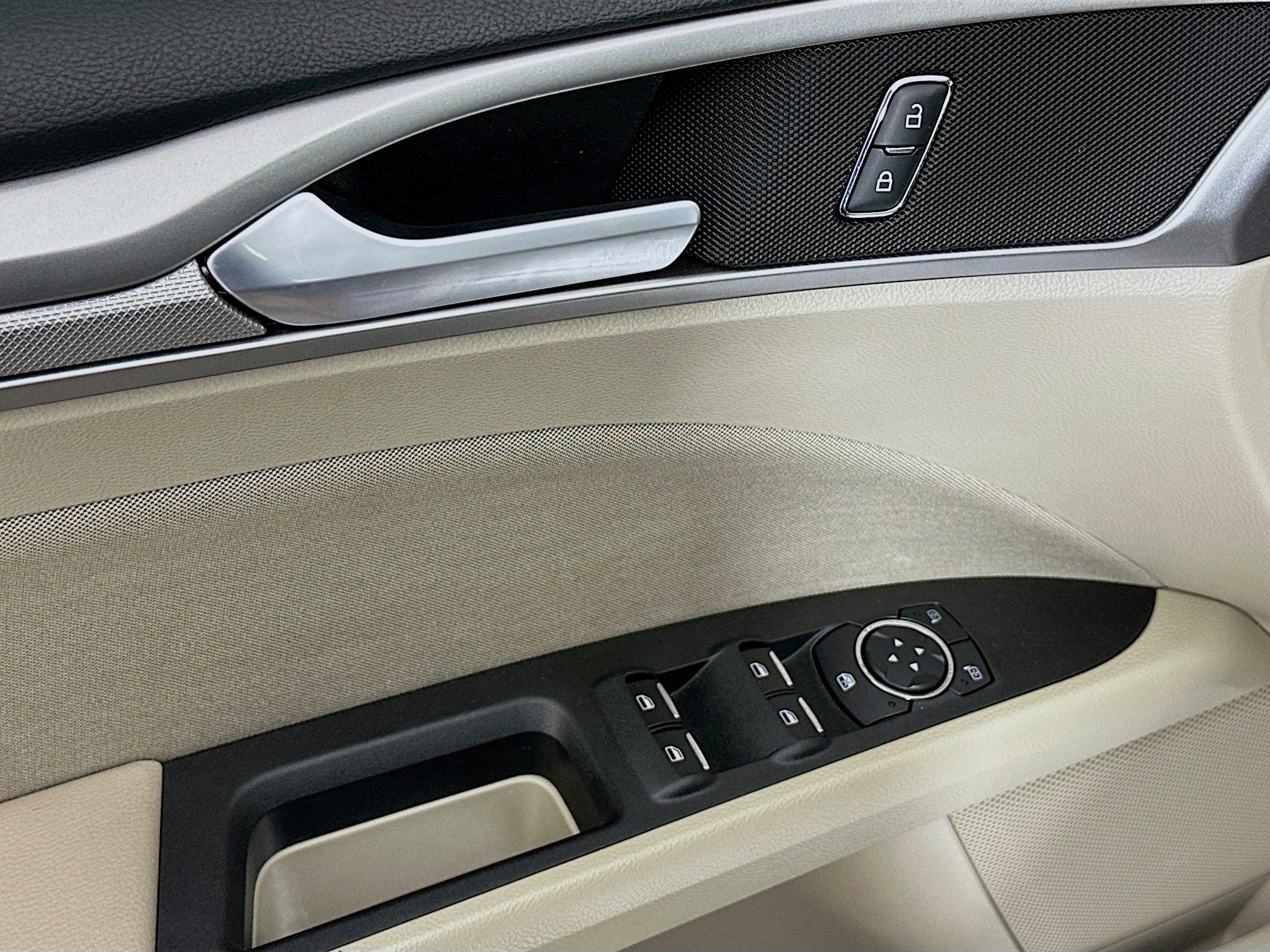 Used 2019 Ford Fusion SE image 15