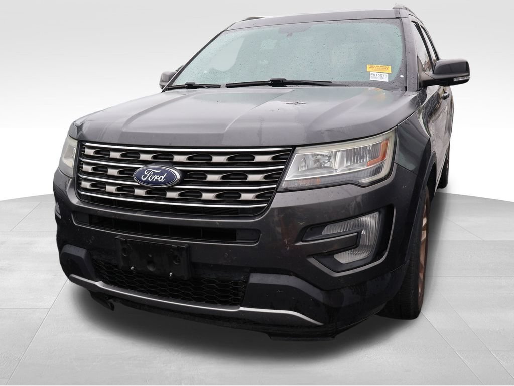 Used 2017 Ford Explorer XLT w/ Equipment Group 202A FWD image 3