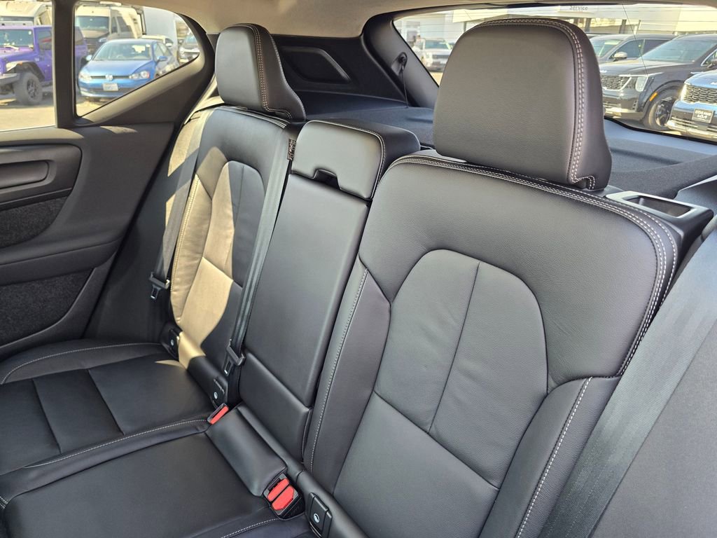 Used 2023 Volvo XC40 B5 Plus image 17