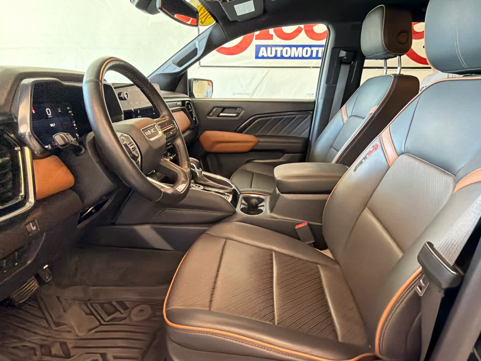 Used 2023 GMC Canyon AT4 w/ AT4 Premium Package AWD/4WD image 15