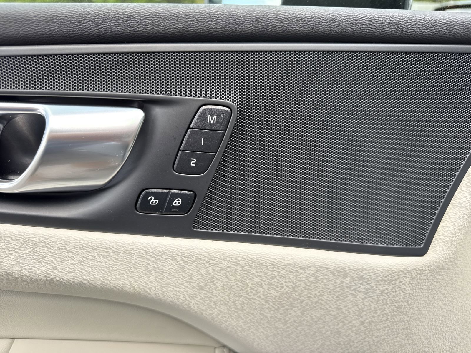 Used 2024 Volvo XC60 B5 Core image 18