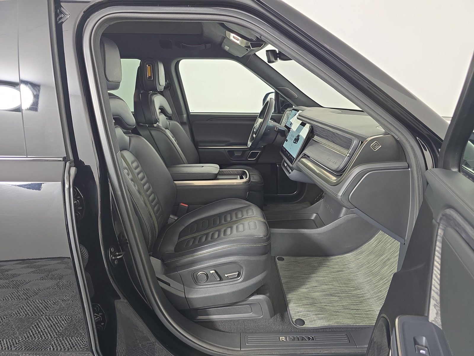 Used 2024 Rivian R1T Adventure Dual AWD/4WD image 23