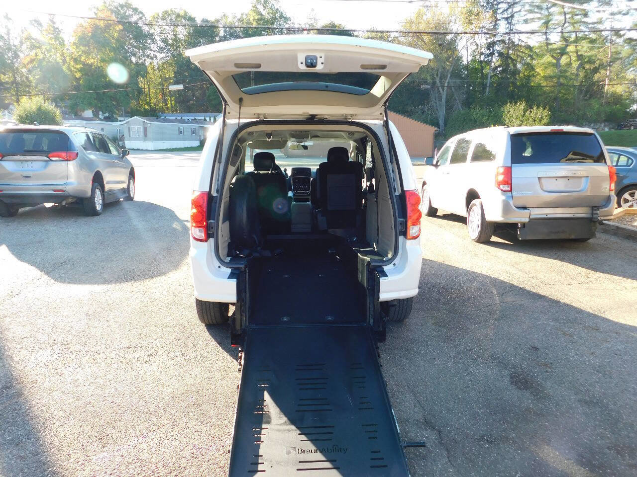 Used 2016 Dodge Grand Caravan SXT image 3