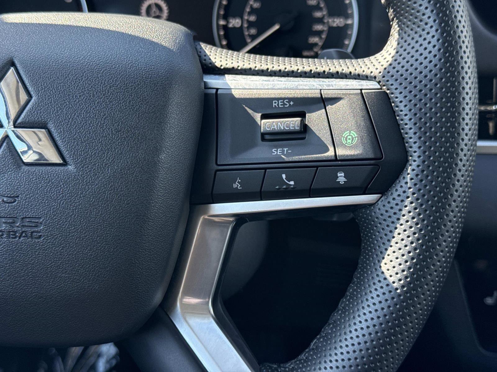 Used 2025 Mitsubishi Outlander SE image 7