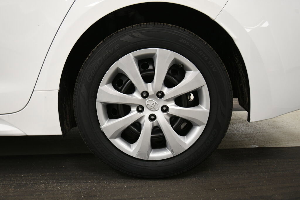 Used 2022 Toyota Corolla LE image 11