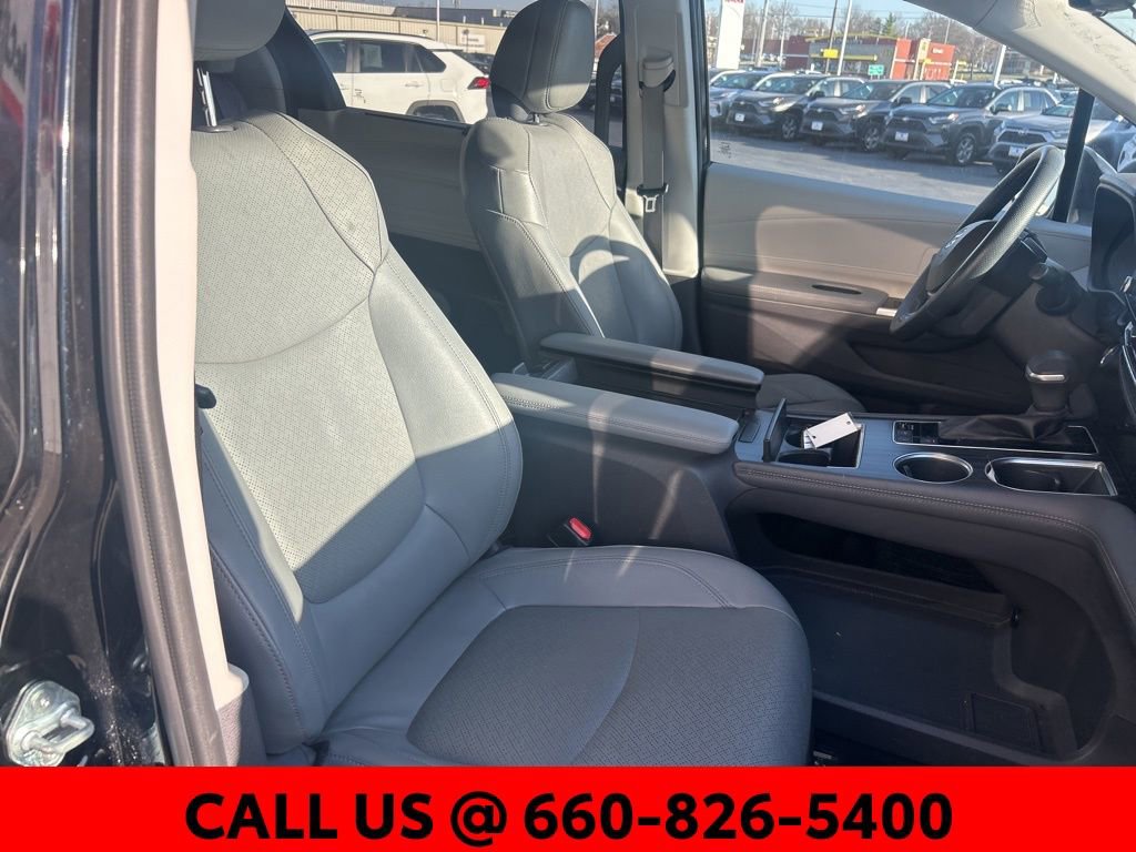 Used 2022 Toyota Sienna Limited image 4