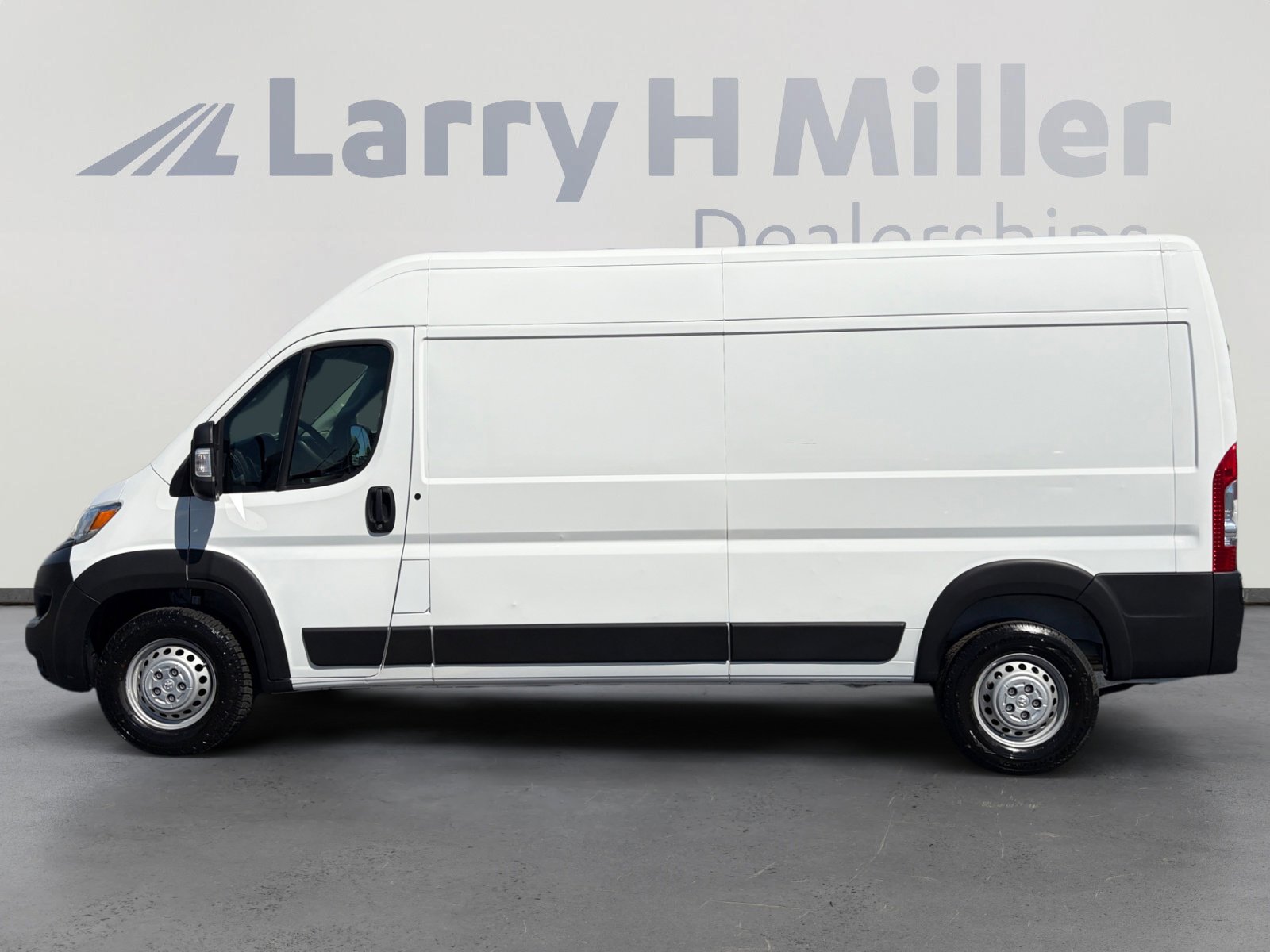 Used 2024 RAM ProMaster 2500 w/ Convenience Group FWD image 2