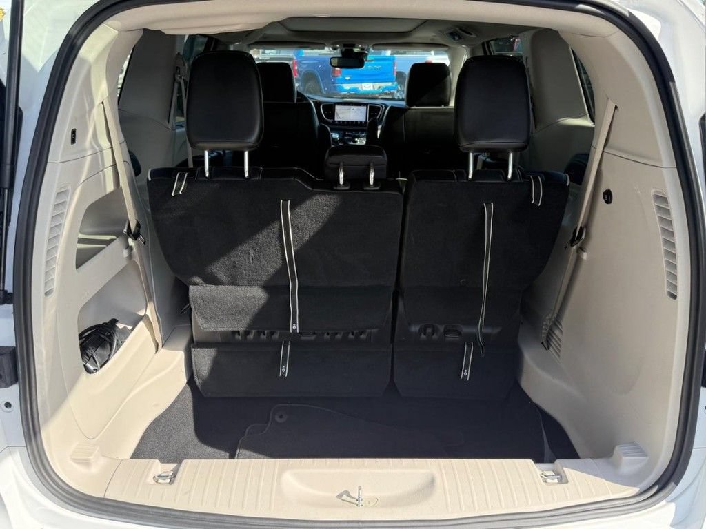 Used 2024 Chrysler Pacifica Limited FWD image 7