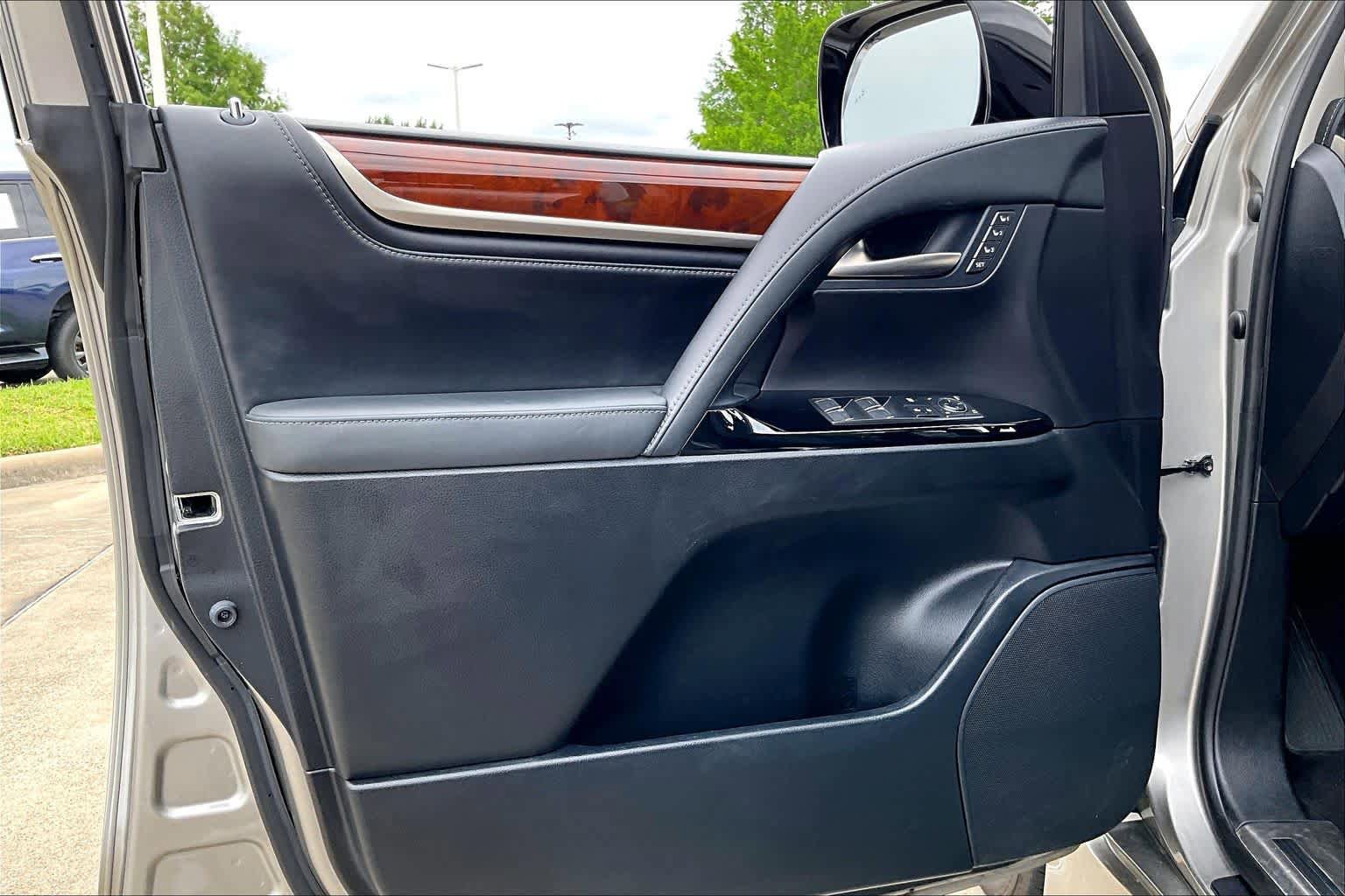 Used 2020 Lexus LX 570 4WD w/ Luxury Package image 19