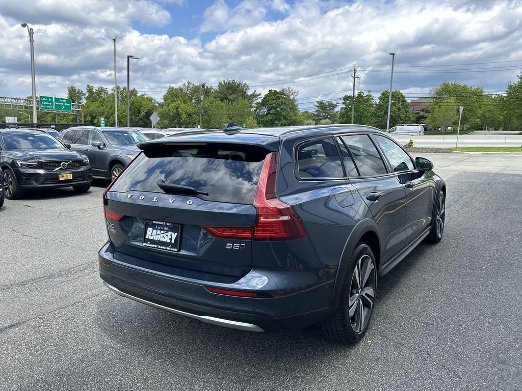 Certified 2023 Volvo V60 B5 Cross Country Plus AWD/4WD image 8