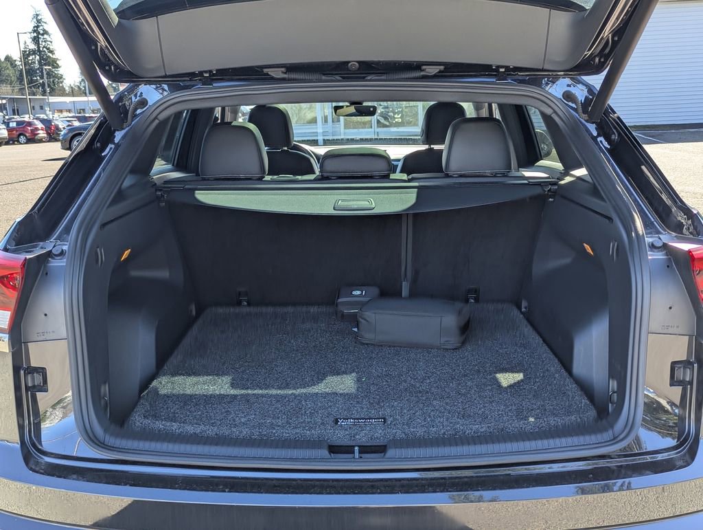 Certified 2022 Volkswagen Atlas Cross Sport SEL R-Line image 29