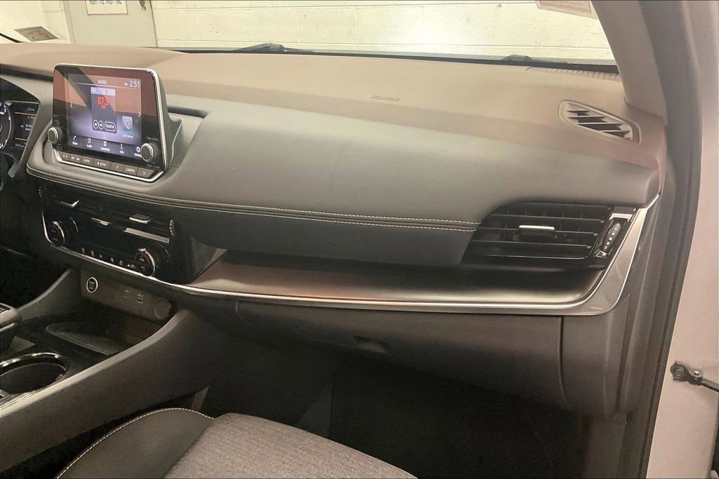 Certified 2022 Nissan Rogue SV image 15