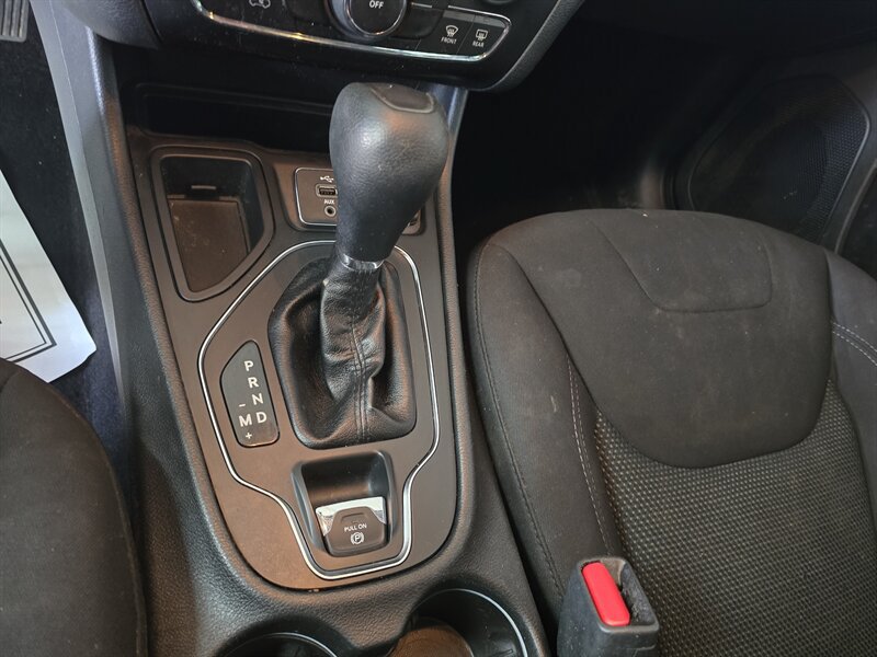 Used 2019 Jeep Cherokee Latitude w/ Cold Weather Group FWD image 21