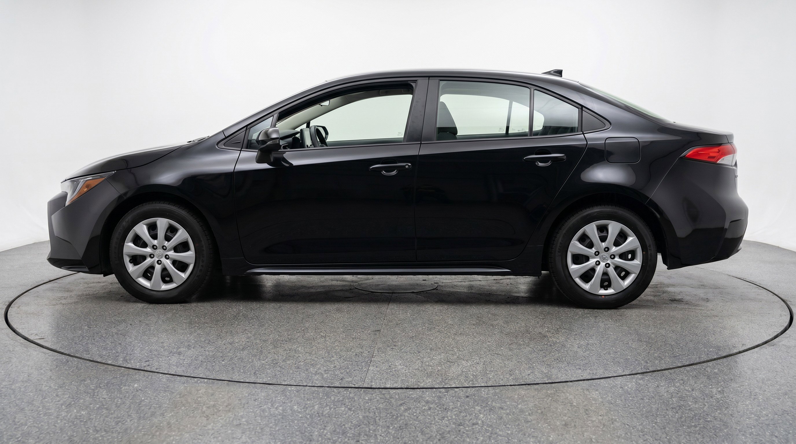 Used 2025 Toyota Corolla LE FWD image 5