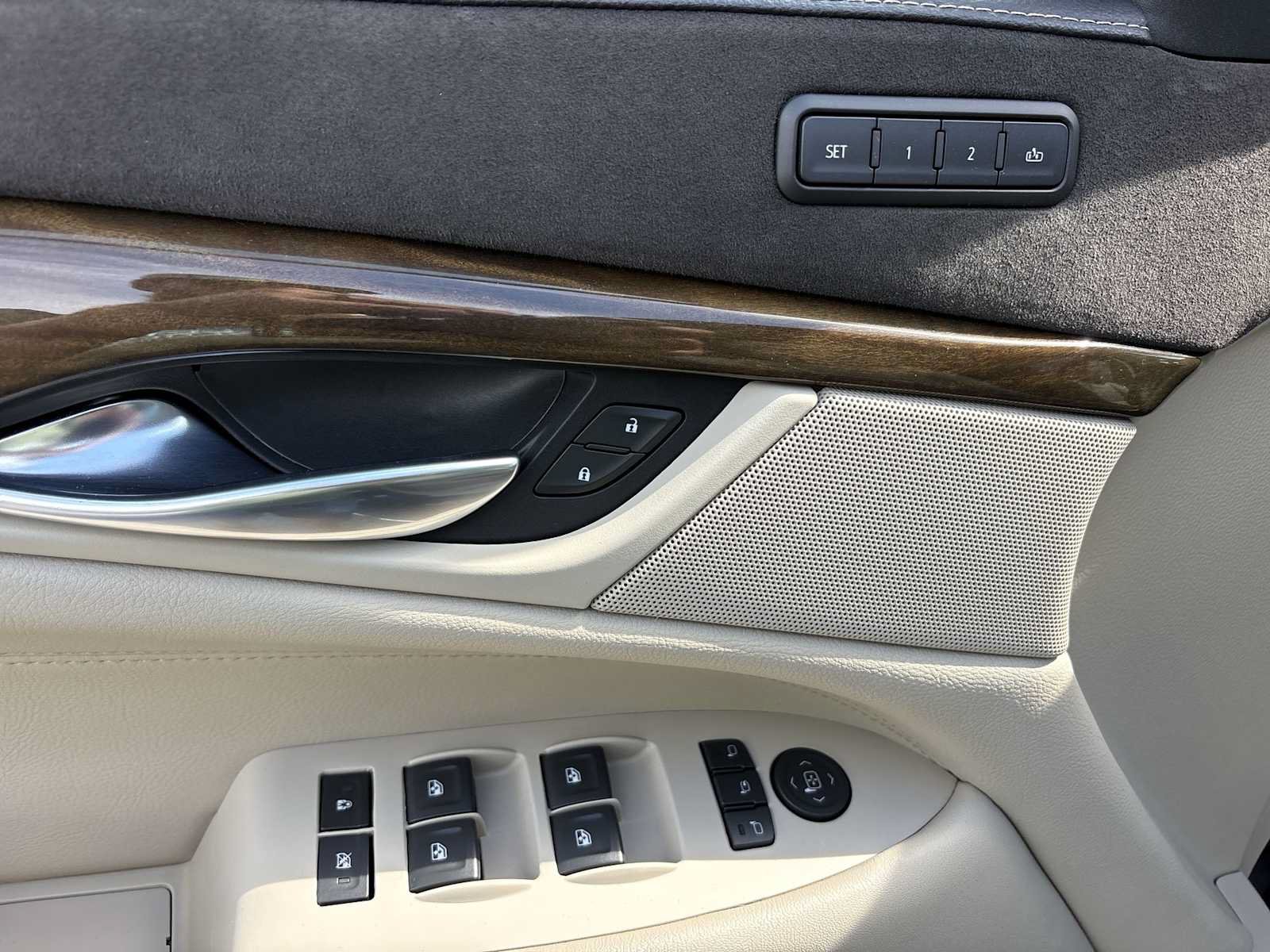 Used 2019 Cadillac Escalade ESV Luxury AWD/4WD image 24