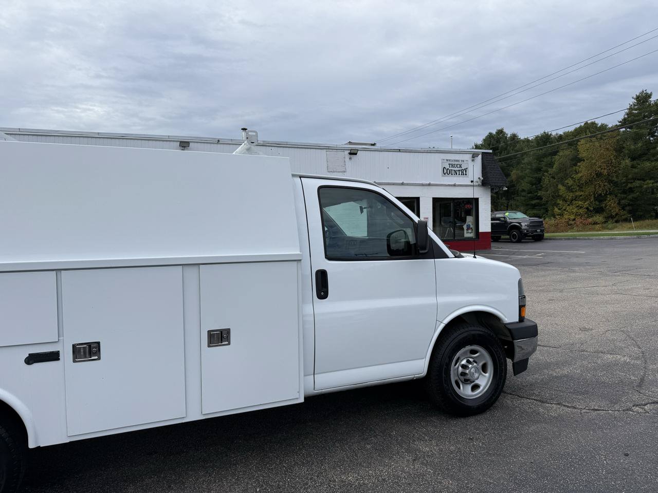 Used 2017 Chevrolet Express 3500 RWD image 24