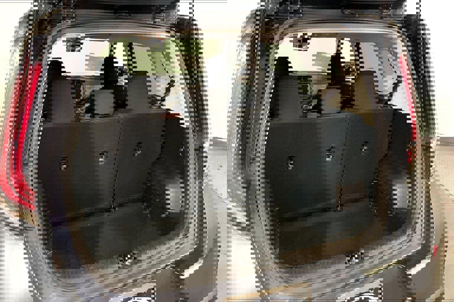 Used 2025 Kia Soul LX w/ LX Technology Package image 4