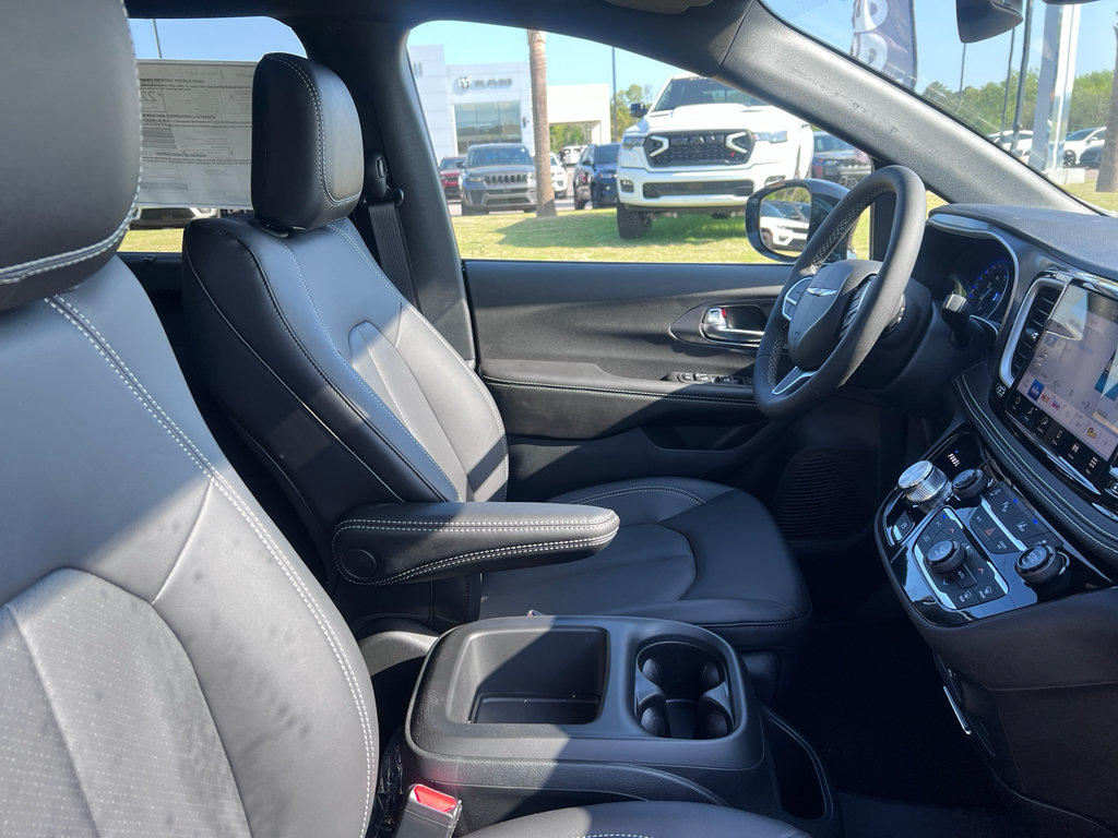 New 2026 Chrysler Pacifica Select FWD image 13