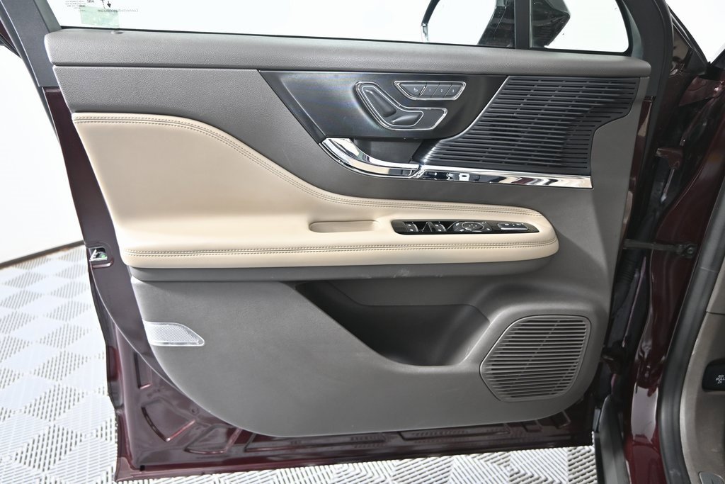 Used 2021 Lincoln Corsair AWD w/ Premium Package image 18