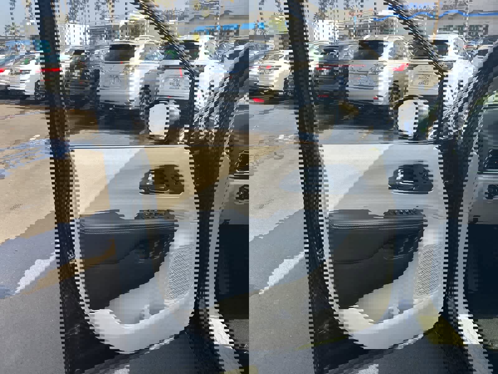 Used 2023 Chrysler Pacifica Touring-L image 13