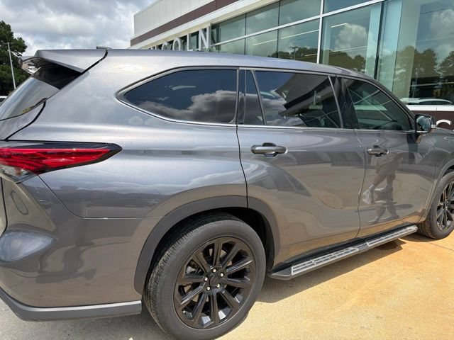 Used 2022 Toyota Highlander LE FWD image 4
