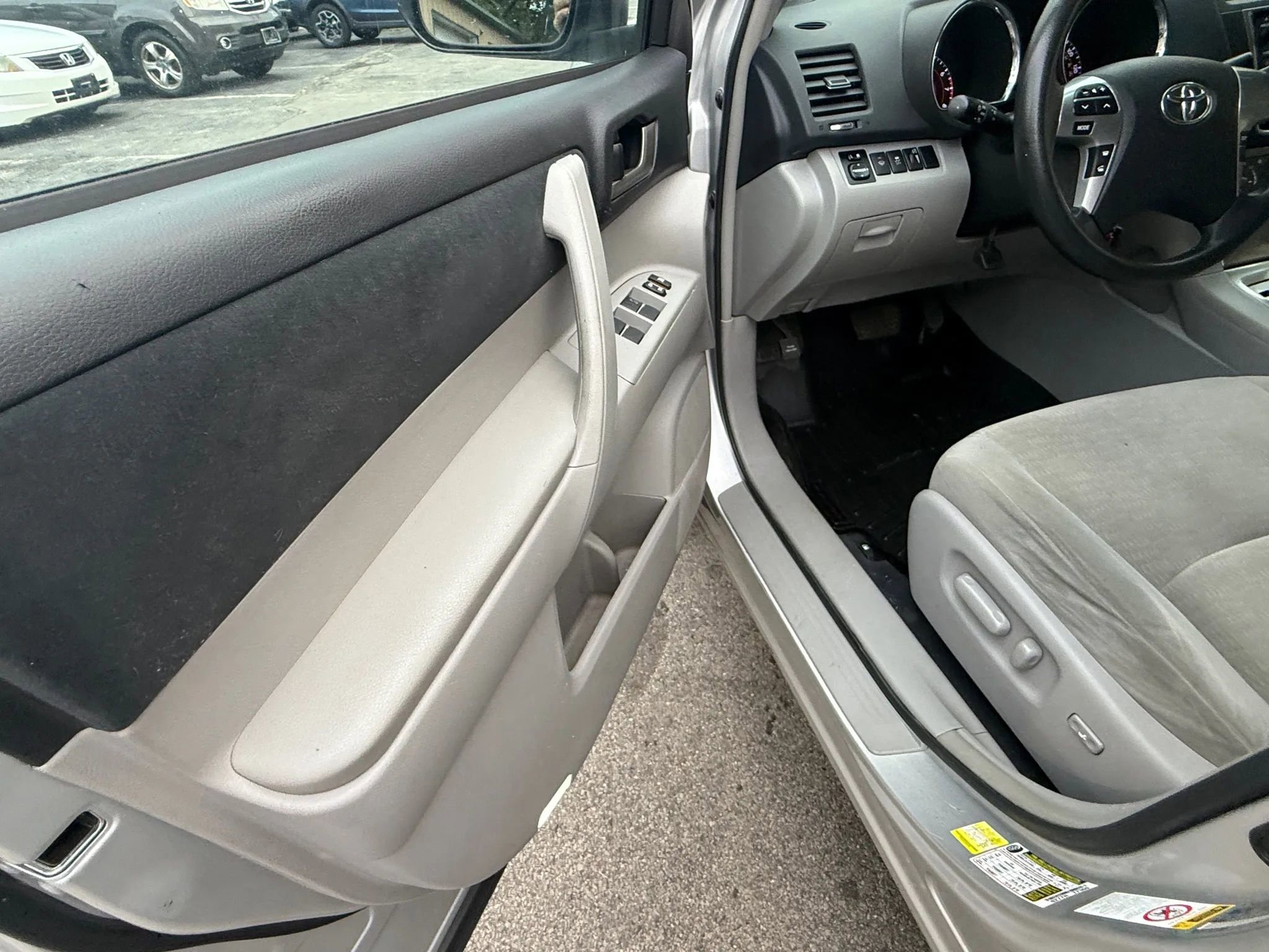 Used 2013 Toyota Highlander SE image 28