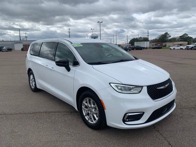 Used 2025 Chrysler Pacifica Select image 1