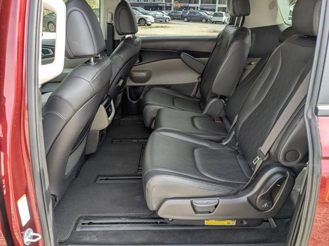 Used 2025 Kia Carnival FWD image 24