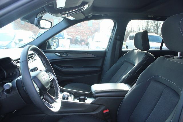 Used 2024 Jeep Grand Cherokee Laredo image 12