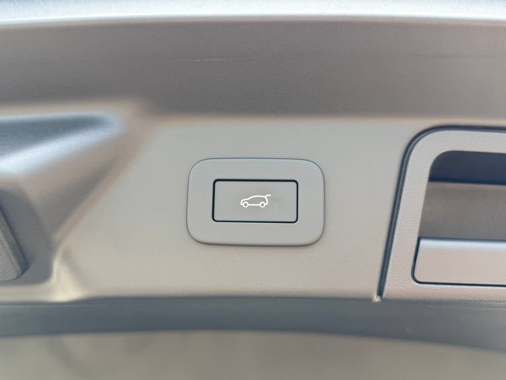 Certified 2026 Land Rover Range Rover Velar Dynamic SE AWD/4WD image 37