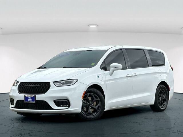 Used 2022 Chrysler Pacifica Touring-L w/ Uconnect Theater Family Group image 2