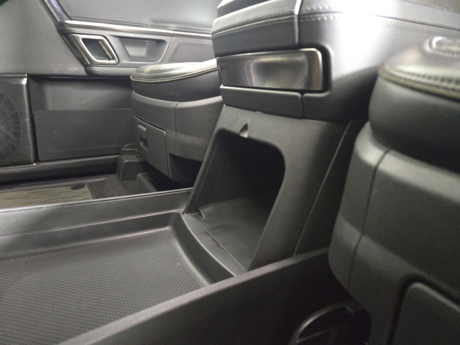 Used 2024 Rivian R1S Adventure AWD/4WD image 33