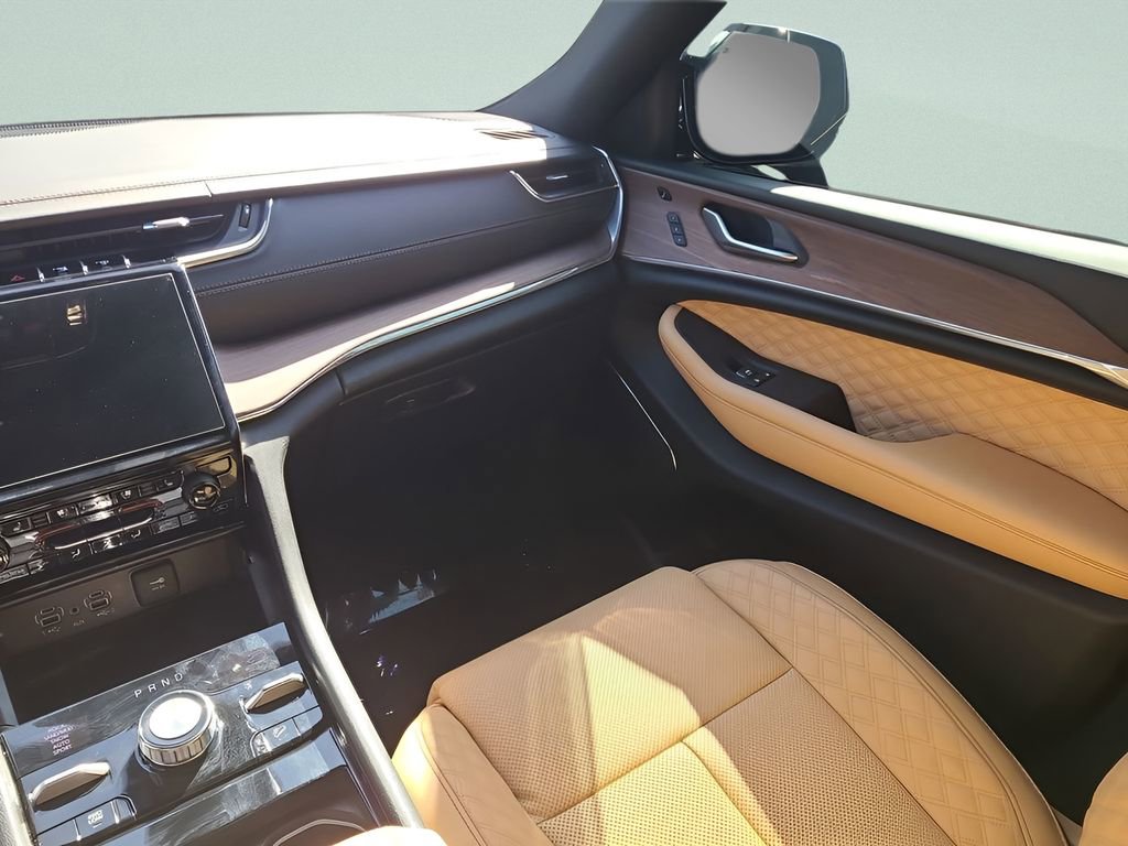 Used 2025 Jeep Grand Cherokee Summit image 3