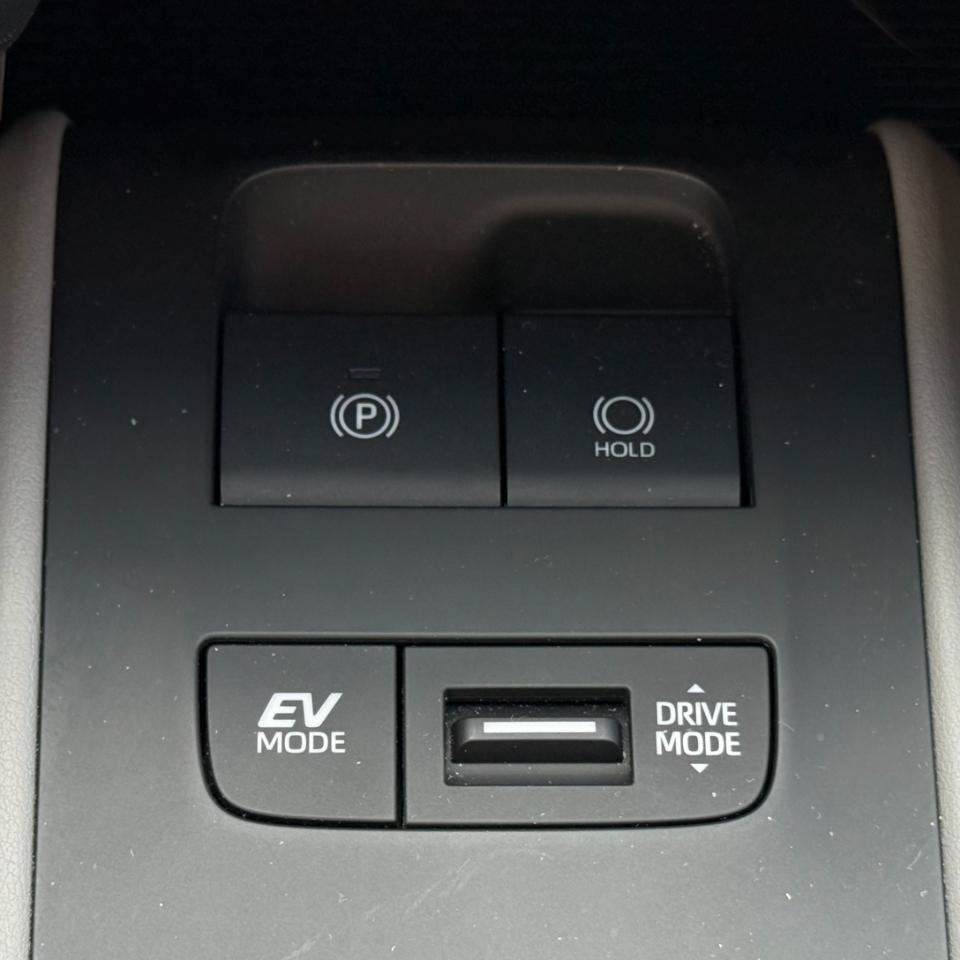 Used 2023 Toyota Venza LE AWD/4WD image 14