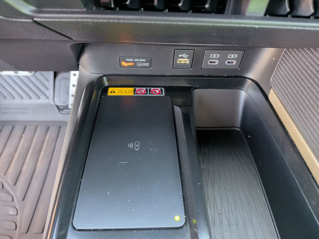 Used 2025 Toyota Camry SE w/ Convenience Package FWD image 21