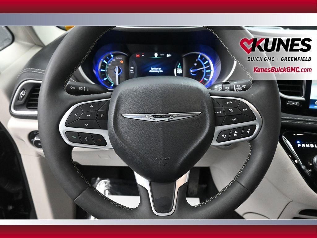 Used 2024 Chrysler Pacifica Select FWD image 31