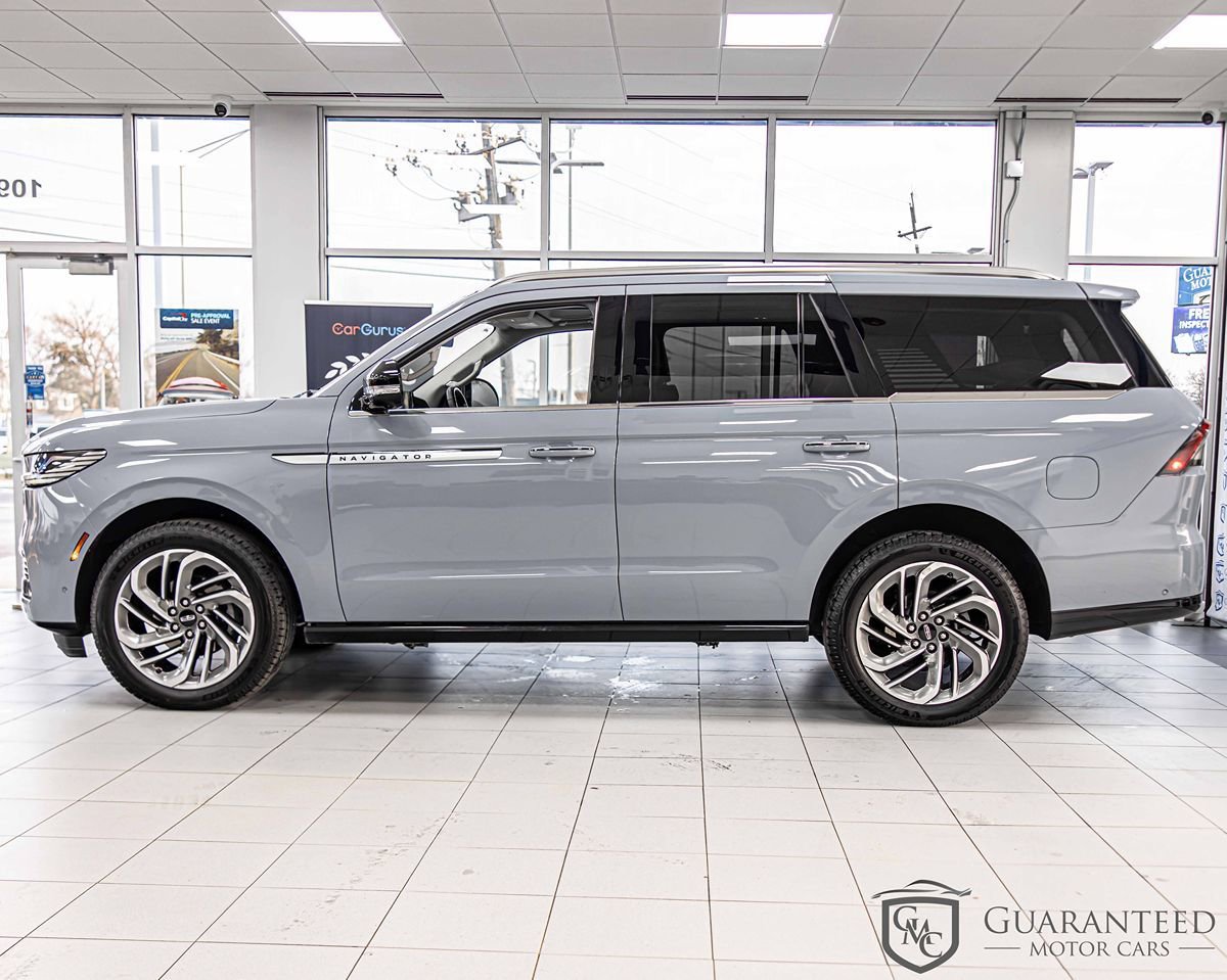 Used 2025 Lincoln Navigator Reserve image 6