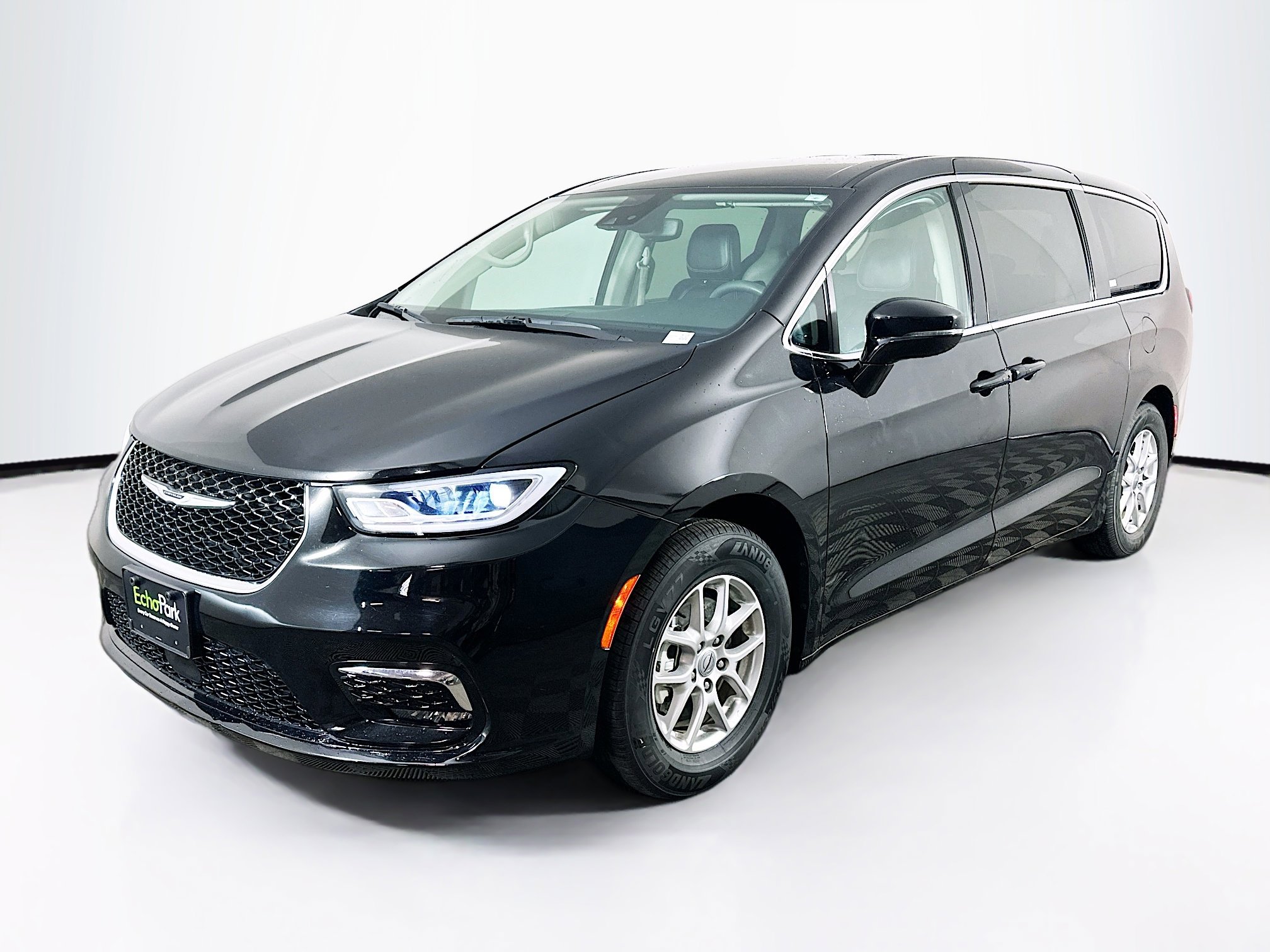 Used 2024 Chrysler Pacifica Touring-L image 3