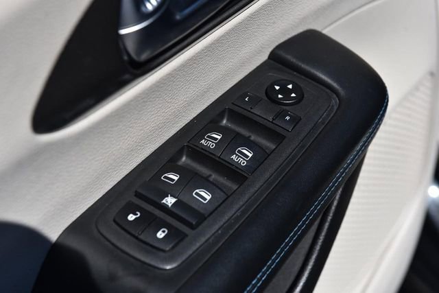 Used 2021 Chrysler Pacifica Touring-L FWD image 8